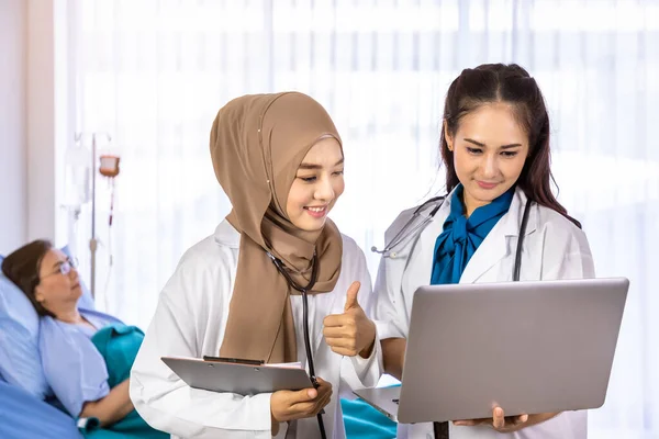 Equipo Médicos Asiáticos Están Discutiendo Utilizando Ordenador Portátil Pulgar Hacia —  Fotos de Stock