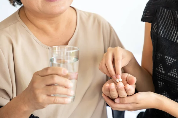 Jonge Aziatische Vrouwelijke Dochter Bezoek Oudere Senior Vrouw Patiënt Moeder — Stockfoto