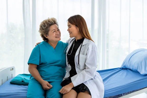 Asiático Médico Motivar Senior Anciano Mujer Paciente Mano Sentado Cama — Foto de Stock