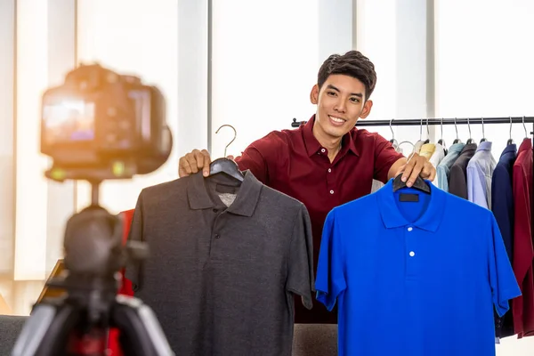 年轻的亚洲男性在线商人博主用相机直播视频来评论和销售产品 社交媒体 影响力者和网上购物的概念 — 图库照片