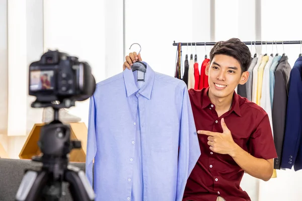 年轻的亚洲男性在线商人博主用相机直播视频来评论和销售产品 社交媒体 影响力者和网上购物的概念 — 图库照片