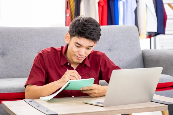 年轻的亚洲男性在线商人自由职业博主正在家里用笔记本电脑做生意 社交媒体 影响力者和网上购物的概念 — 图库照片