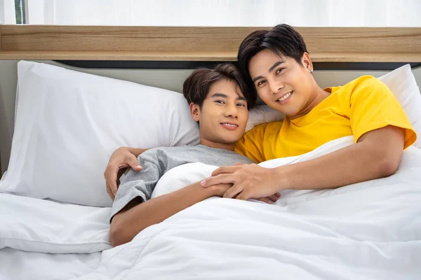 幸せなアジアの同性愛者の男性のカップルの横になり ベッドの上で抱擁 Lgbtと性多様性の概念 カメラを見ると — ストック写真