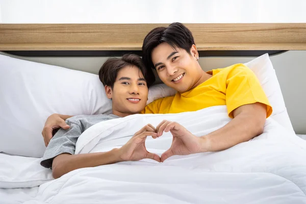 幸せなアジアの同性愛者の男性のカップルの横になり ベッドの上で抱擁 Lgbtと性多様性の概念 カメラを見ると — ストック写真
