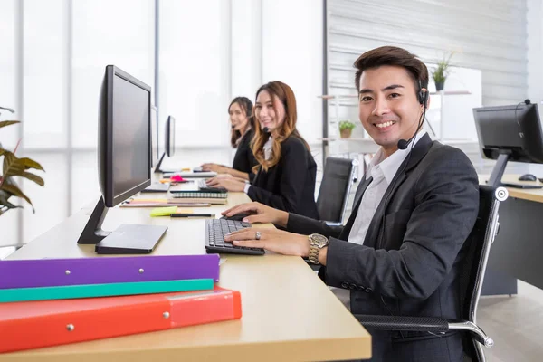 Young Asian Customer Service Support Agent Operator Team Werken Call — Stockfoto