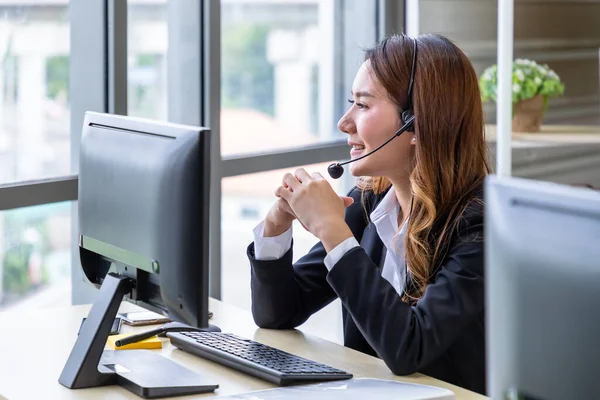 Jonge Aziatische Vrouwelijke Customer Service Support Agent Operator Werken Call — Stockfoto