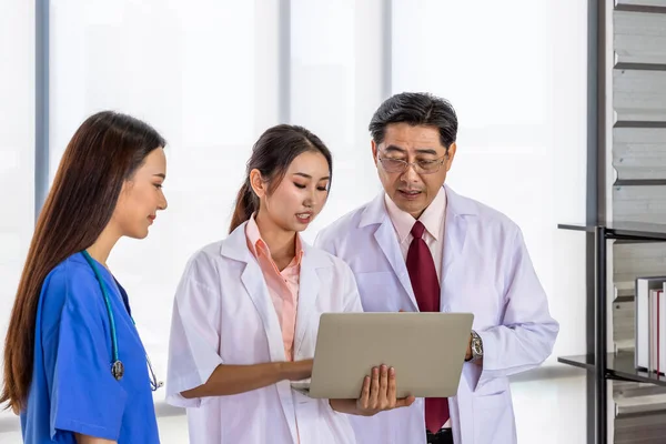 Equipo Médico Asiático Feliz Del Doctor Pie Reunión Discusión Sobre — Foto de Stock