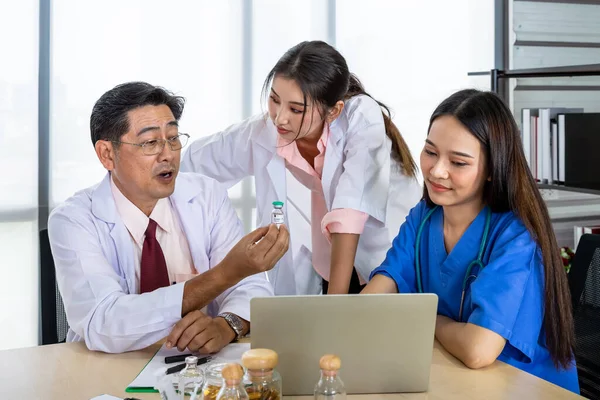 Equipo Médico Asiático Masculino Femenino Sentado Escritorio Discutiendo Sobre Vacuna —  Fotos de Stock