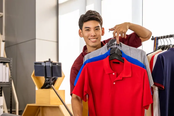 Joven Asiático Hombre Línea Comerciante Blogger Utilizando Cámara Del Teléfono Fotos de stock libres de derechos