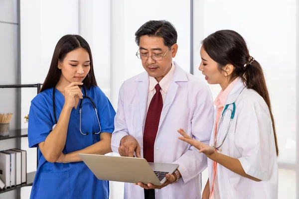 Equipo Médico Asiático Feliz Del Doctor Pie Reunión Discusión Sobre — Foto de Stock