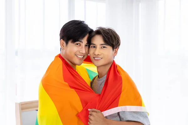 幸せなアジアの同性愛者のカップル立っていると巨大なカバー虹の誇りフラグ Lgbtの概念 カメラを見て — ストック写真