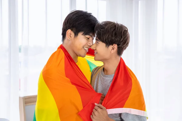幸せなアジアの同性愛者のカップル立っていると巨大なカバーによって虹の誇りフラグ Lgbtの概念 — ストック写真
