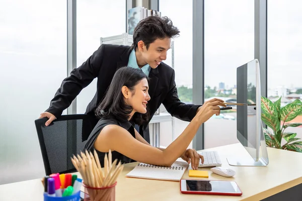 아시아 사업가들 사업가들 컴퓨터 와대화하고 화면을 가리키고 직장에서 일하는 — 스톡 사진