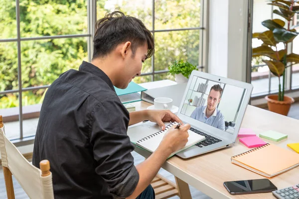 Jovem Empresário Asiático Trabalhando Casa Com Laptop Sala Jantar Conferência — Fotografia de Stock