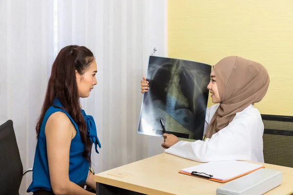 Mujer Musulmana Médico Examinando Mirando Película Rayos Dando Explicación Paciente —  Fotos de Stock