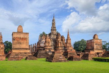 Wat Mahathat tapınağındaki antik tapınak ve manastır kompleksi Sukhothai Tarih Parkı, Tayland