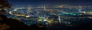 Chiang Mai şehir manzarası gökyüzü gece aydınlık ışık ve panorama ile gökyüzü.