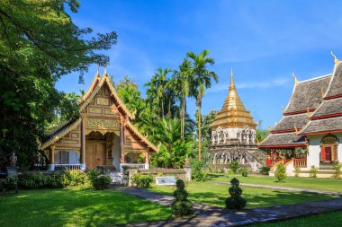 Tayland 'ın kuzeyinde, Chiang Mai' deki Wat Chiang Man 'de antik şapel ve altın tapınak.