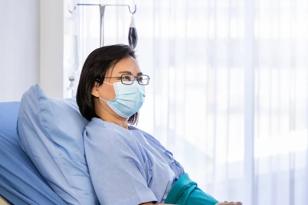 Paciente Asiática Mayor Con Máscara Acostada Cama Sala Del Hospital —  Fotos de Stock