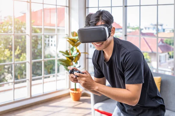 Jovem Homem Asiático Vestindo Realidade Virtual Óculos Realidade Controlador Segurando — Fotografia de Stock