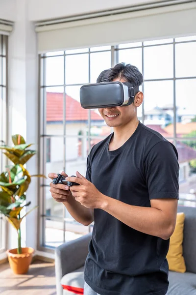 Jovem Homem Asiático Vestindo Realidade Virtual Óculos Realidade Controlador Segurando — Fotografia de Stock