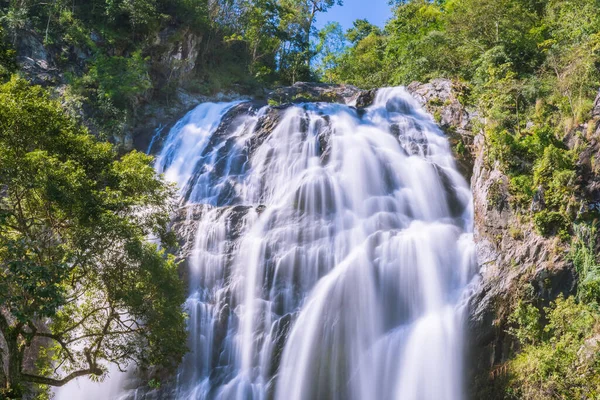 国立公園内の熱帯林における大規模かつエキゾチックな滝 Khlong Lan滝 Kampheng Phet — ストック写真