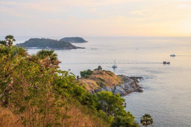 Phuket 'teki Laem Promthep Burnu, Tayland' da gün batımında Phuket 'te ünlü güzel bir manzara ve turizm merkezi.