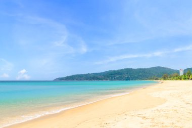 Kristal berrak su ve dalga ile Karon Sahili, ünlü turizm beldesi ve tatil yeri, Phuket, Tayland