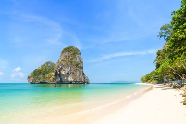 Ao Phra Nang, kristal berrak su ve egzotik kireçtaşı adası uçurumu, Tayland, Krabi yakınlarında.