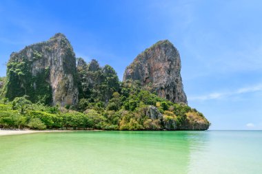 Batı Railay plajı kristal berrak su ve egzotik kireçtaşı uçurum dağı, Krabi, Tayland