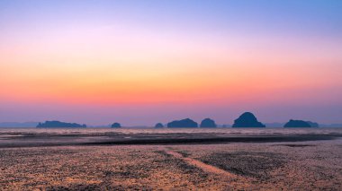 Tubkaek Sahili Alacakaranlık, Krabi, Tayland 'da egzotik manzaralı