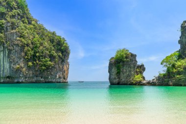 Ko Hong adası ve dağ uçurumlu egzotik plaj kristal berrak su ve beyaz kum, Krabi, Tayland