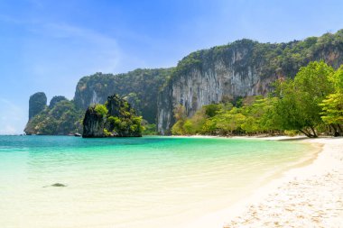 Ko Hong adası ve dağ uçurumlu egzotik plaj kristal berrak su ve beyaz kum, Krabi, Tayland
