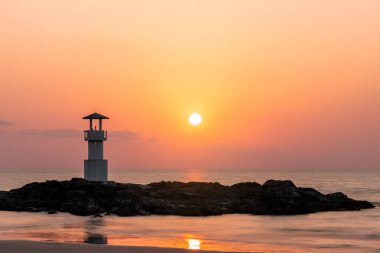 Khao Lak hafif feneri ya da deniz feneri gün batımında sahile yakın kayalıklarda gezinmek için, Phuket, Phang-Nga, Tayland yakınlarındaki ünlü tatil beldesi