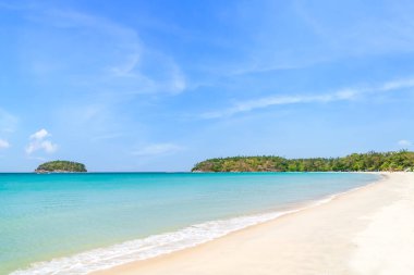 Kristal berrak su ve adası olan Kata Plajı, ünlü turizm beldesi ve tatil yeri, Phuket, Tayland