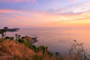 Phuket 'teki Laem Promthep Burnu, Tayland' da alacakaranlık sırasında Phuket 'teki ünlü güzel manzaralı ve turistik bir yer.