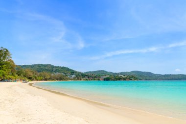 Kristal berrak su ve dalga ile Kata Plajı, ünlü turizm beldesi ve tatil yeri, Phuket, Tayland