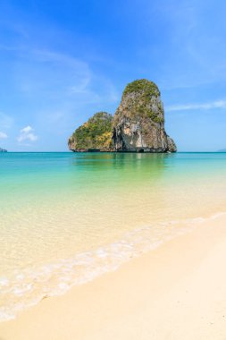 Ao Phra Nang, kristal berrak su ve egzotik kireçtaşı adası uçurumu, Tayland, Krabi yakınlarında.