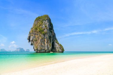 Ao Phra Nang, kristal berrak su ve egzotik kireçtaşı adası uçurumu, Tayland, Krabi yakınlarında.