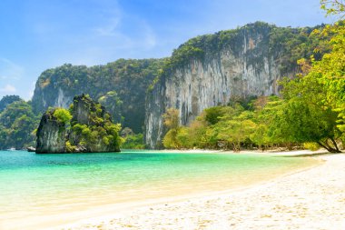 Ko Hong adası ve dağ uçurumlu egzotik plaj kristal berrak su ve beyaz kum, Krabi, Tayland