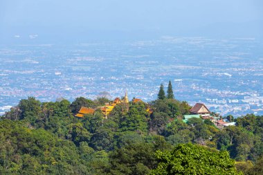 Wat Phra: Doi Suthep Ratchaworawihan Tapınağı, arka planda Chiang Mai şehri, Tayland