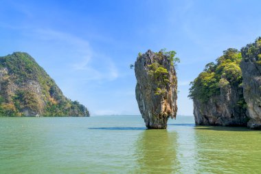 Khao Tapu ya da James Bond Adası, Phuket, Tayland yakınlarındaki Ao Phang-Nga Ulusal Parkı 'ndaki en ünlü turizm merkezi.