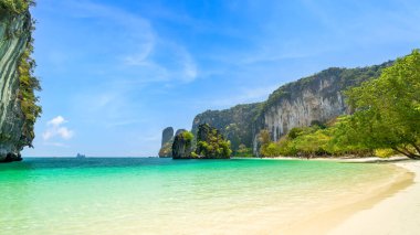 Ko Hong adası ve dağ uçurumlu egzotik plaj kristal berrak su ve beyaz kum, Krabi, Tayland