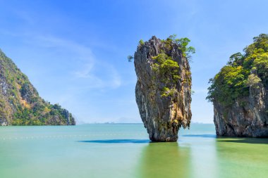 Khao Tapu ya da James Bond Adası, Phuket, Tayland yakınlarındaki Ao Phang-Nga Ulusal Parkı 'ndaki en ünlü turizm merkezi.