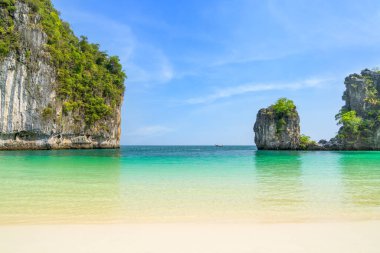 Ko Hong adası ve dağ uçurumlu egzotik plaj kristal berrak su ve beyaz kum, Krabi, Tayland