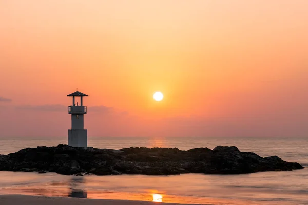 日落时在海滩附近的岩石上航行的Khao Lak灯塔或灯塔 著名的旅游胜地和泰国Phang Nga的Phuket附近的度假胜地 — 图库照片