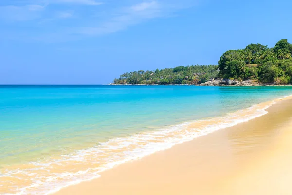 Praia Surin Com Água Cristalina Onda Famoso Destino Turístico Phuket — Fotografia de Stock