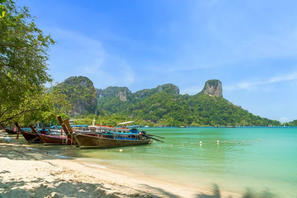 Järnvägsstrand Öster Med Exotiska Kalksten Berg Och Longtail Trä Turist — Stockfoto