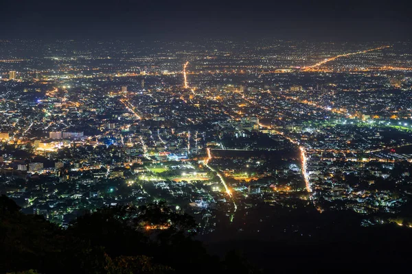 Chiang Mai şehir manzarası gökyüzü gece boyunca aydınlık ışık ile gökyüzü.