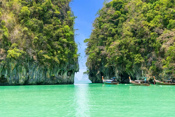 Ko Hong adası ve dağ yamacı kapılı egzotik lagün kristal berrak su ve beyaz kumla, Krabi, Tayland